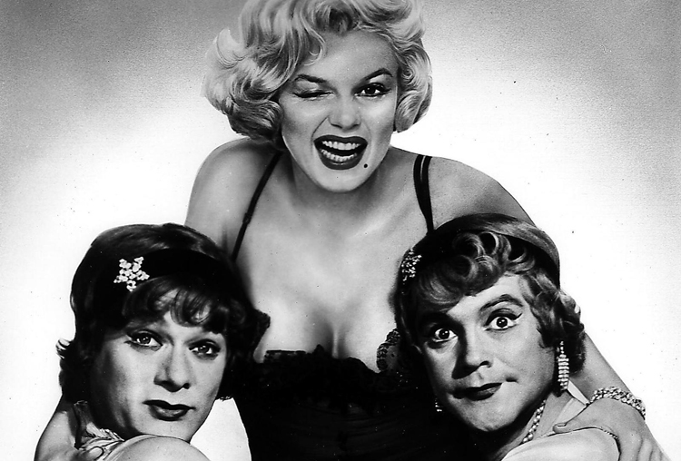 CINEMA: ADDIO A TONY CURTIS / SPECIALE Marilyn Monroe (C) tra Tony Curtis (S) e Jack Lemmon in una scena del film di Billy Wilder " A qualcuno piace caldo " . Curtis è morto la notte scorsa, aveva 85 anni ANSA/UNITED ARTISTS/DRN